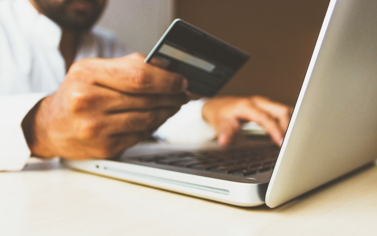 E-commerce checkout met betaling op een laptop